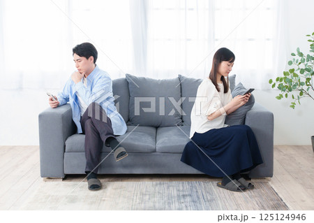 スマートフォン　喧嘩　夫婦　カップル 125124946