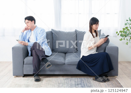 スマートフォン　喧嘩　夫婦　カップル 125124947