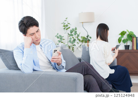 スマートフォン　喧嘩　夫婦　カップル 125124948