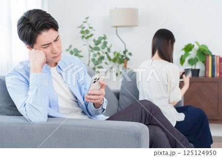 スマートフォン 喧嘩 夫婦 カップル スマートフォン 喧嘩 夫婦 カップル 125124950