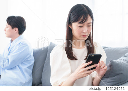 スマートフォン 喧嘩 夫婦 カップル スマートフォン 喧嘩 夫婦 カップル 125124951