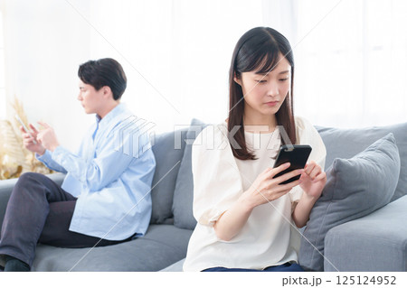 スマートフォン　喧嘩　夫婦　カップル 125124952