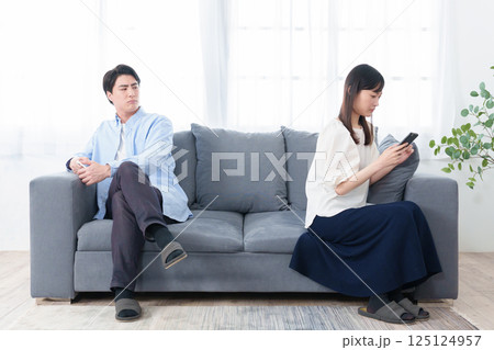 スマートフォン　喧嘩　夫婦　カップル 125124957