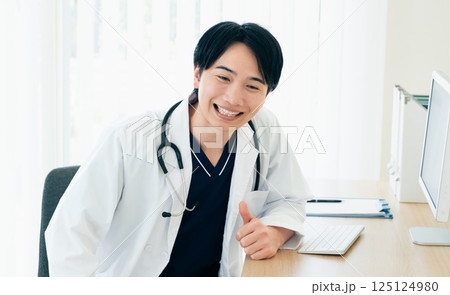 診察する医師 125124980