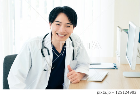 診察する医師 125124982