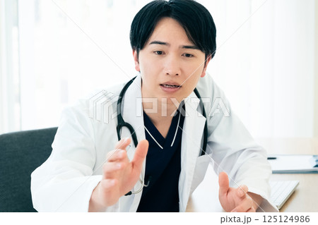 診察する医師 125124986