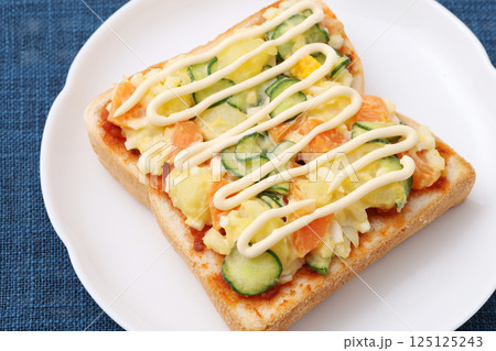 ポテトサラダとトースト 125125243