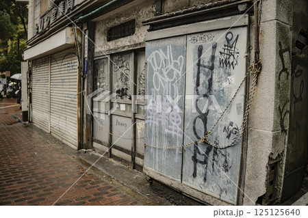 落書きだらけの廃墟 落書きだらけの廃墟 125125640