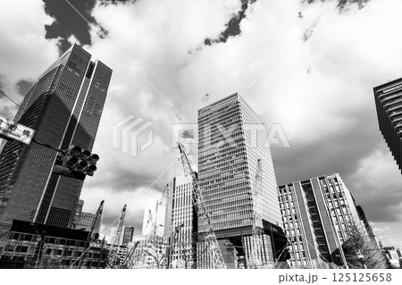 建設工事が続く東京八重洲 鍛冶橋周辺 2025.03　c-6 モノクロ 125125658