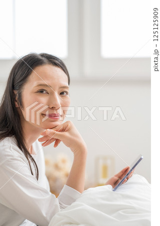 室内でタブレットを操作する女性｜手紙｜健康的な暮らしイメージ｜ウェルビー女子｜ウェルビーイング 125125909