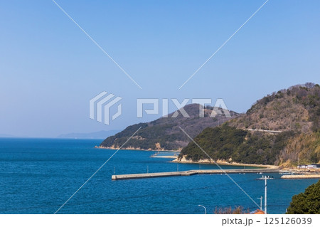 長浜漁港の風景　、さぬき市の小さな漁港　（香川県さぬき市） 125126039