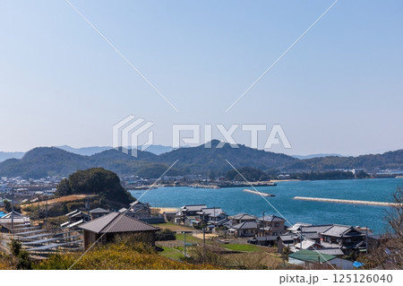 長浜漁港の風景　、さぬき市の小さな漁港　（香川県さぬき市） 125126040