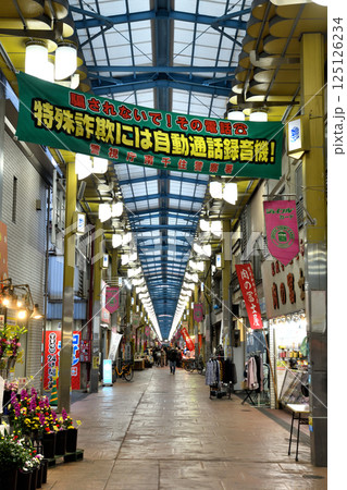 照明が点灯した東京三ノ輪商店街 照明が点灯した東京三ノ輪商店街 125126234