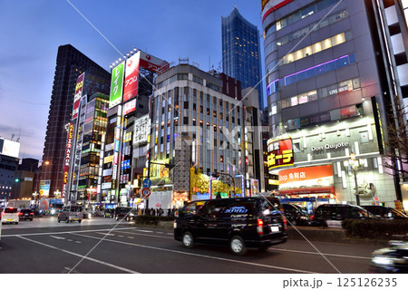 新宿靖国通りのカラフルな夜景 新宿靖国通りのカラフルな夜景 125126235