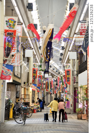 端午の節句を控え鯉のぼりの飾りを施す商店街 125126238