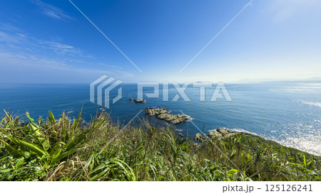 台湾・野柳風景特定区の高台から望む青い海 / Yehliu, New Taipei, Taiwan 台湾・野柳風景特定区の高台から望む青い海 / Yehliu, New Taipei, Taiwan 125126241