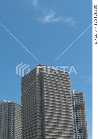 青空に映える高層マンション 125126280