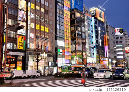 新宿靖国通りのカラフルな夜景 新宿靖国通りのカラフルな夜景 125126319