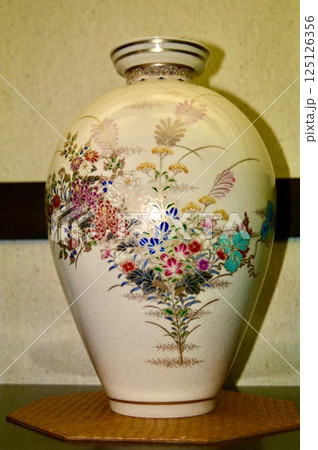 白薩摩の大壺（沈壽官窯／鹿児島県日置市東市来町美山1715） 125126356