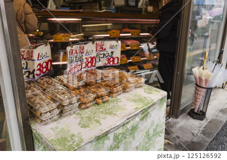 お肉屋さんの店頭　総菜の揚げ物販売　パック詰め 125126592