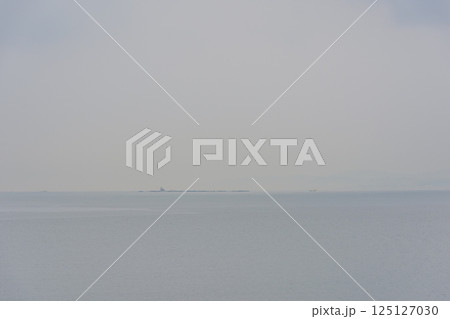 片瀬西浜・鵠沼海水浴場から望む真鶴半島自然公園 片瀬西浜・鵠沼海水浴場から望む真鶴半島自然公園 125127030