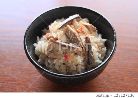 ご飯を楽しむ！さばの水煮と梅干しの炊き込みご飯 125127136