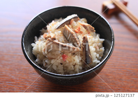ご飯を楽しむ！さばの水煮と梅干しの炊き込みご飯 125127137