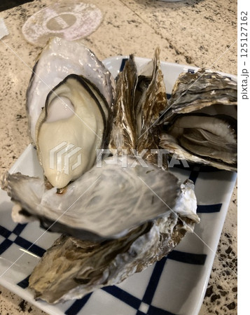 大きな蒸し牡蠣盛り合わせ 125127162