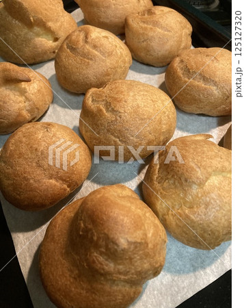 シュー皮 焼き上がりました シュー皮 焼き上がりました 125127320