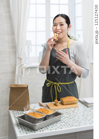 キッチンでパウンドケーキを作る女性 キッチンでパウンドケーキを作る女性 125127430