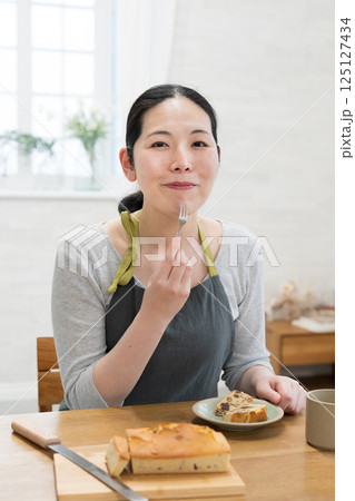 焼きたてケーキを味わう女性 125127434