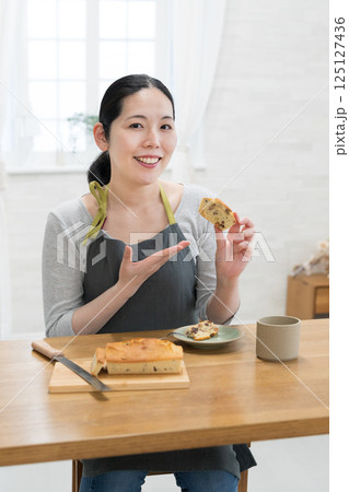 焼きたてケーキを味わう女性 125127436