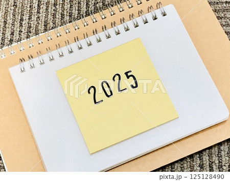 2025と書かれた黄色い付箋 2025と書かれた黄色い付箋 125128490