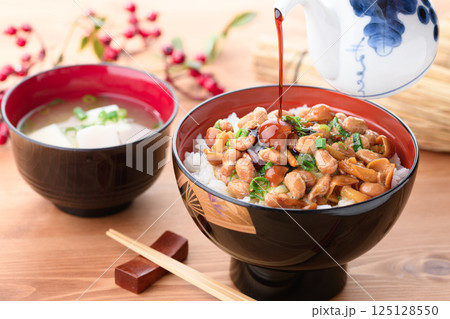 なめこと納豆のネバネバ丼 125128550