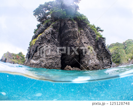 美しいヒリゾ浜の半水面撮影。ラインドマークのヘイゴロウ岩。ヒリゾ浜中木南伊豆町伊豆半島静岡県2024 125128748