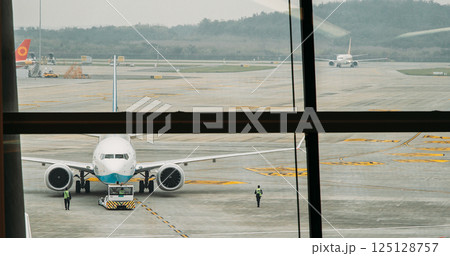 Chengdu, Sichuan, China. Boeing 777 Being Pushed Back At Tianfu Airport. Pushbacks Carried Out By Special, Low-profile Vehicles Called Pushback Tractors Or Tugs. View From Inside Chengdu Tianfu Chengdu, Sichuan, China. Boeing 777 Being Pushed Back At Tianfu Airport. Pushbacks Carried Out By Special, Low-profile Vehicles Called Pushback Tractors Or Tugs. View From Inside Chengdu Tianfu 125128757