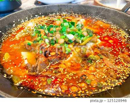 本場の四川料理・水煮肉片(スイズゥロウピェン) 本場の四川料理・水煮肉片(スイズゥロウピェン) 125128946