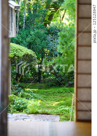京都大原の寺院の庭園 京都大原の寺院の庭園 125128947