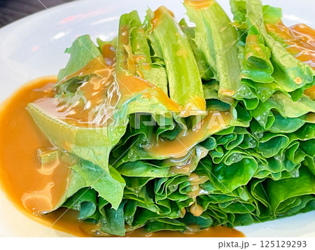 ガチ中華　油麦菜（ヨウマイツァイ）のサラダ 125129293