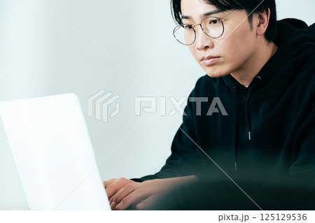 パソコン作業をする若い男性 125129536