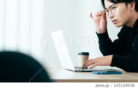 パソコン作業をする若い男性 125129538