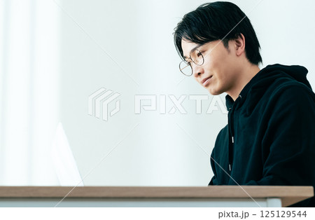 パソコン作業をする若い男性 125129544