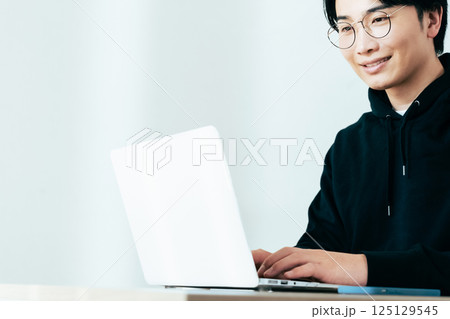 パソコン作業をする若い男性 125129545