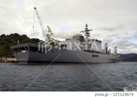港の護衛艦 125129679