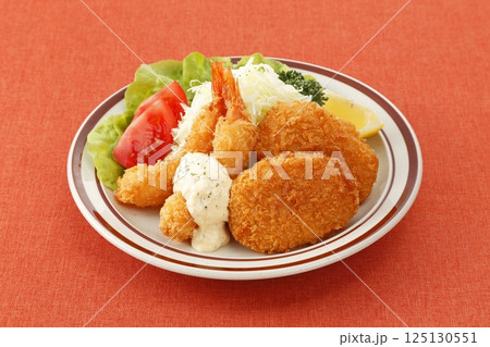 エビフライとコロッケの盛り合わせ 125130551