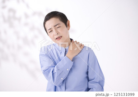 肩こりで体調不良のミドル女性 125131099