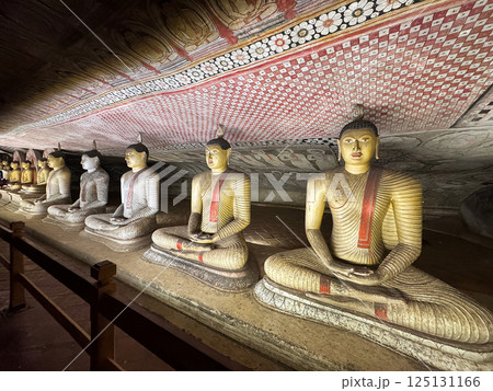 ダンブッラ石窟寺院、仏像群と天井画、世界遺産 ダンブッラ石窟寺院、仏像群と天井画、世界遺産 125131166