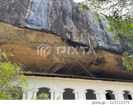 ダンブッラ石窟寺院の回廊と上方の岩、水切りの加工がされている、世界遺産 125131175