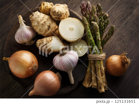 イヌリンが含まれている食材　菊芋　にんにく　アスパラガス　玉ねぎ 125131651