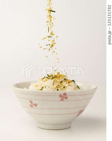 のりたまごふりかけを温かいご飯にかける 125131782